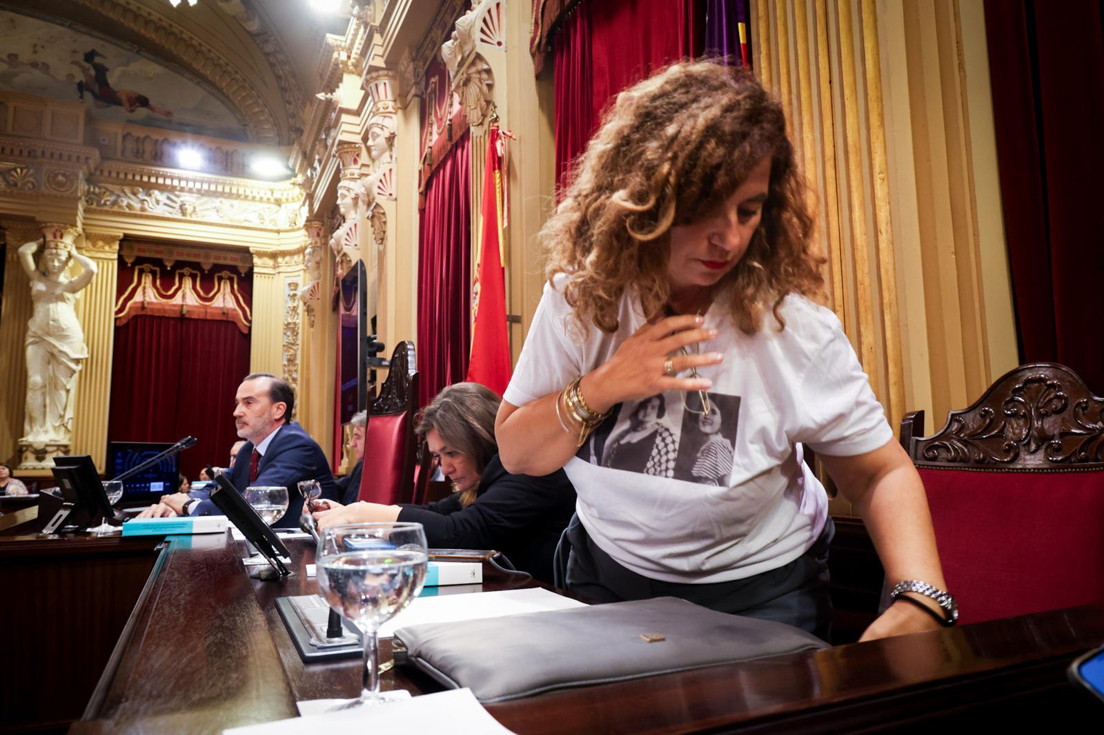 Pilar Costa i Mercedes Garrido abandonen la mesa del parlament després de l’ordre de Le Senne (fotografia: Martí Gelabert)