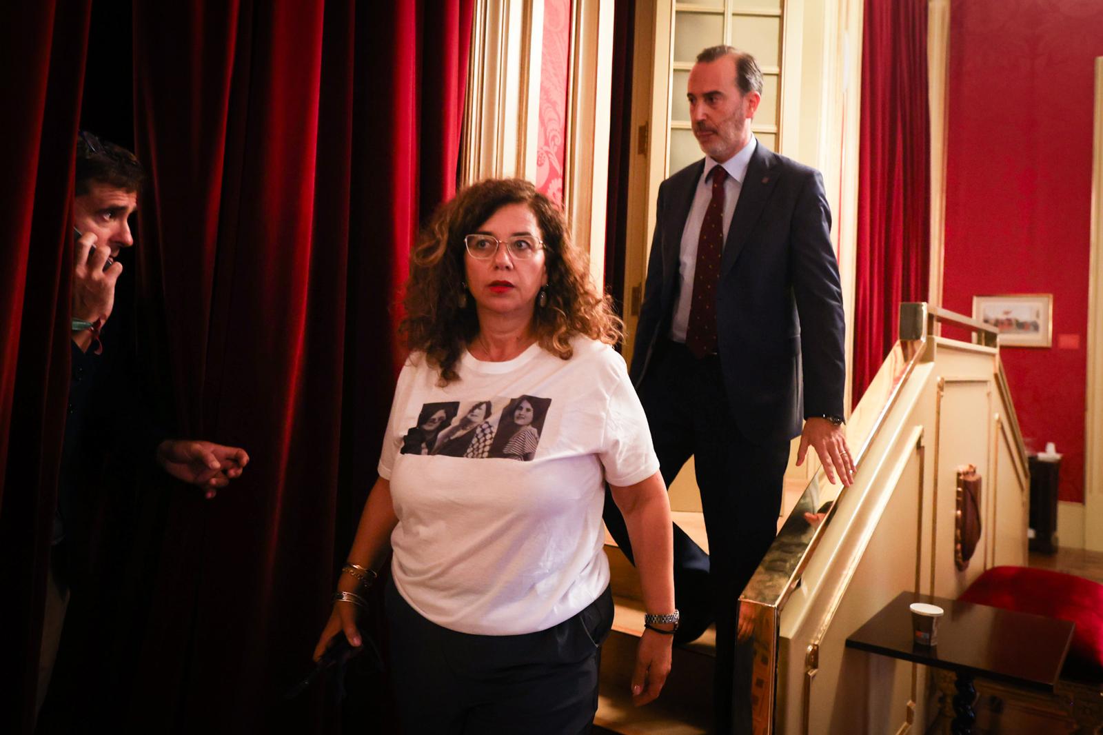 Le Senne i Pilar Costa, després que el president l'expulsés de la mesa per dur una camiseta de les Roges del Molinar (fotografia: Martí Gelabert)