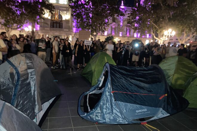 Els manifestants acampen a la plaça de l’Ajuntament després d’una manifestació històrica