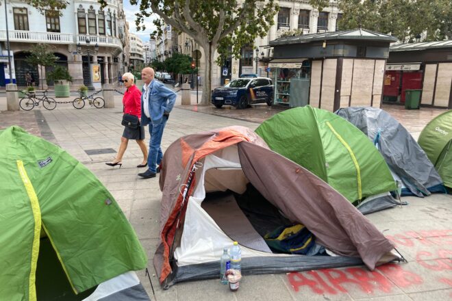 Els manifestants pel dret de l’habitatge de València allarguen l’acampada fins diumenge