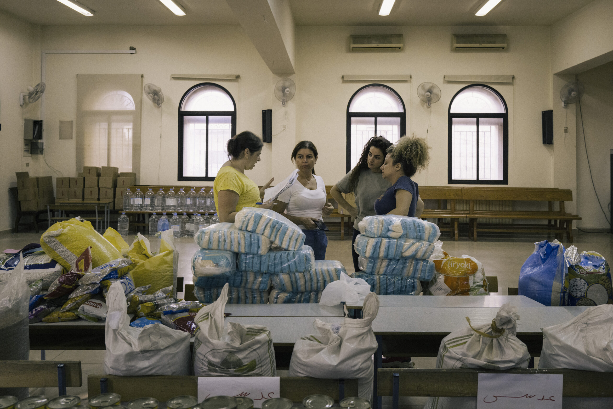 Un grup de voluntaris prepara paquets d'ajuda a l'església de Sant Jordi de Qlaaya, al Líban (fotografia: Lorenzo Tugnoli/The Washington Post).