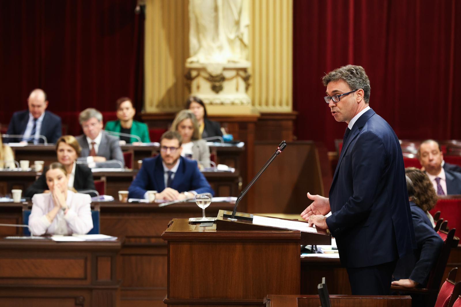 El portaveu i conseller d’Hisenda, Antoni Costa, durant una sessió parlamentària (fotografia: Martí Gelabert)