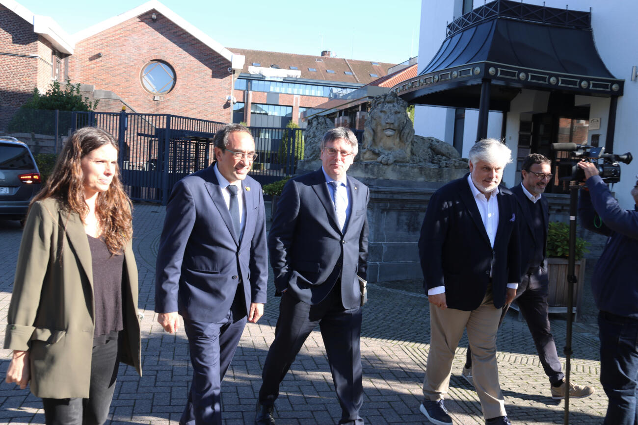 Mònica Sales, Josep Rull, Carles Puigdemont, Albert Batet i Josep Rius, en les darreres jornades parlamentàries de Junts a Bèlgica (fotografia: ACN).