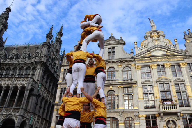 La colla castellera Mannekes es bateja a la Grand Place de Brussel·les