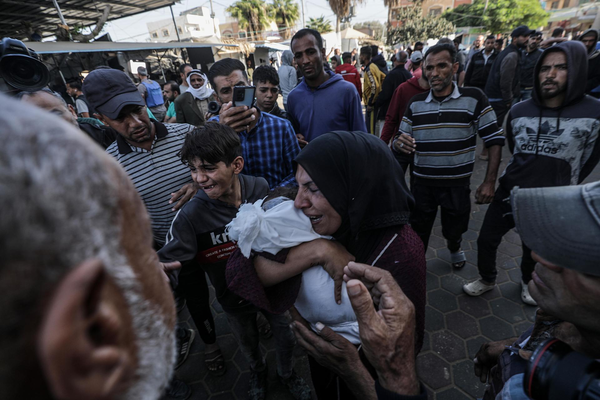 Imatge d'arxiu d'uns moments després d'un atac a Gaza (fotografia: EFE / EPA / Mohammed Saber).