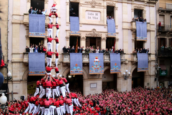 Diada històrica dels Joves Xiquets de Valls: carreguen per primera vegada un 3 de 10 amb folre i manilles