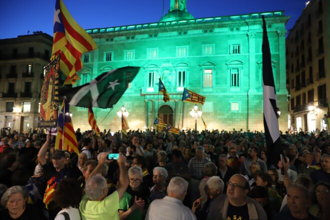 L’ANC i els CDR reivindiquen el Primer d’Octubre a la plaça de Sant Jaume de Barcelona