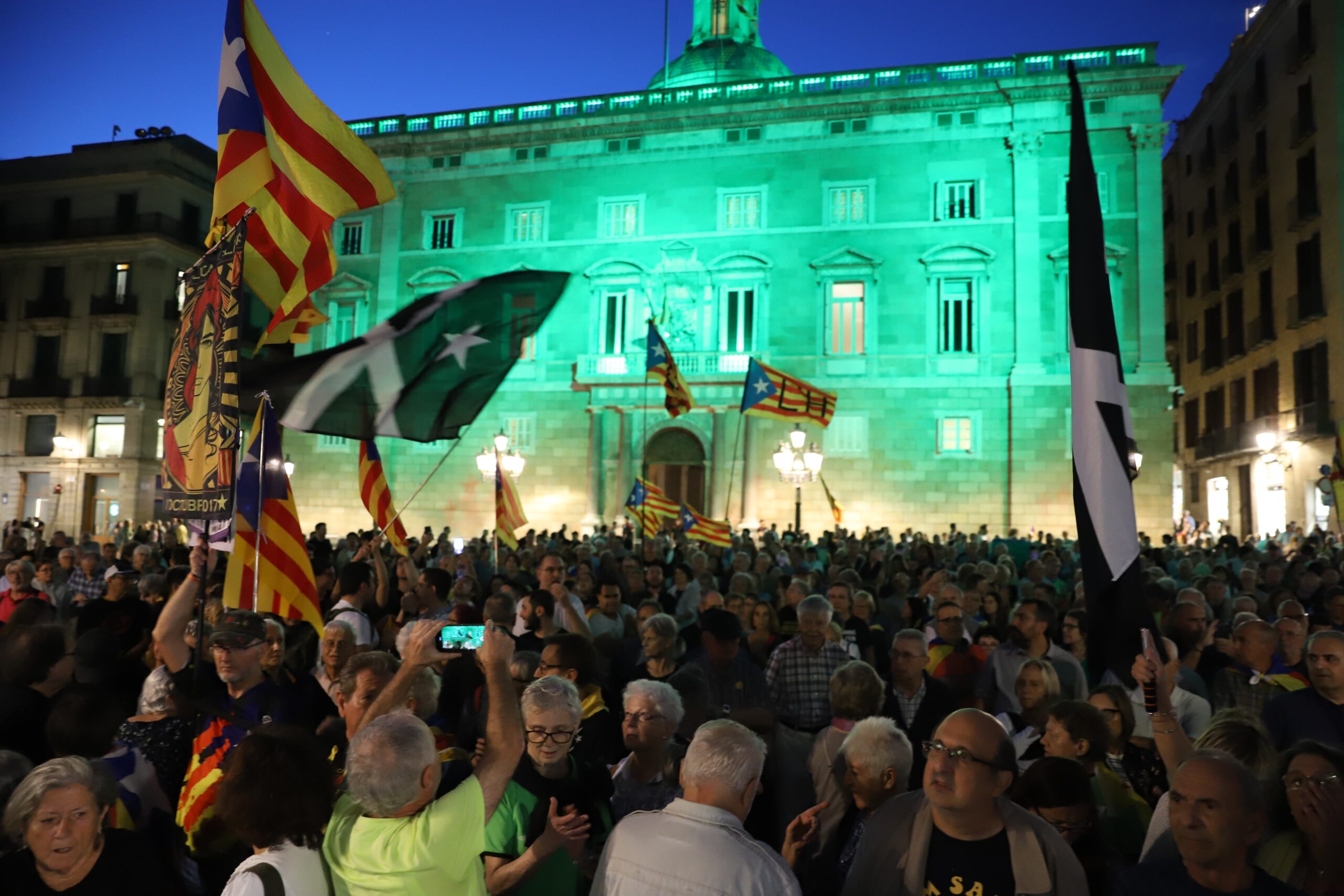 Un moment de la concentració a la plaça de Sant Jaume de Barcelona (fotografia: Albert Salamé).