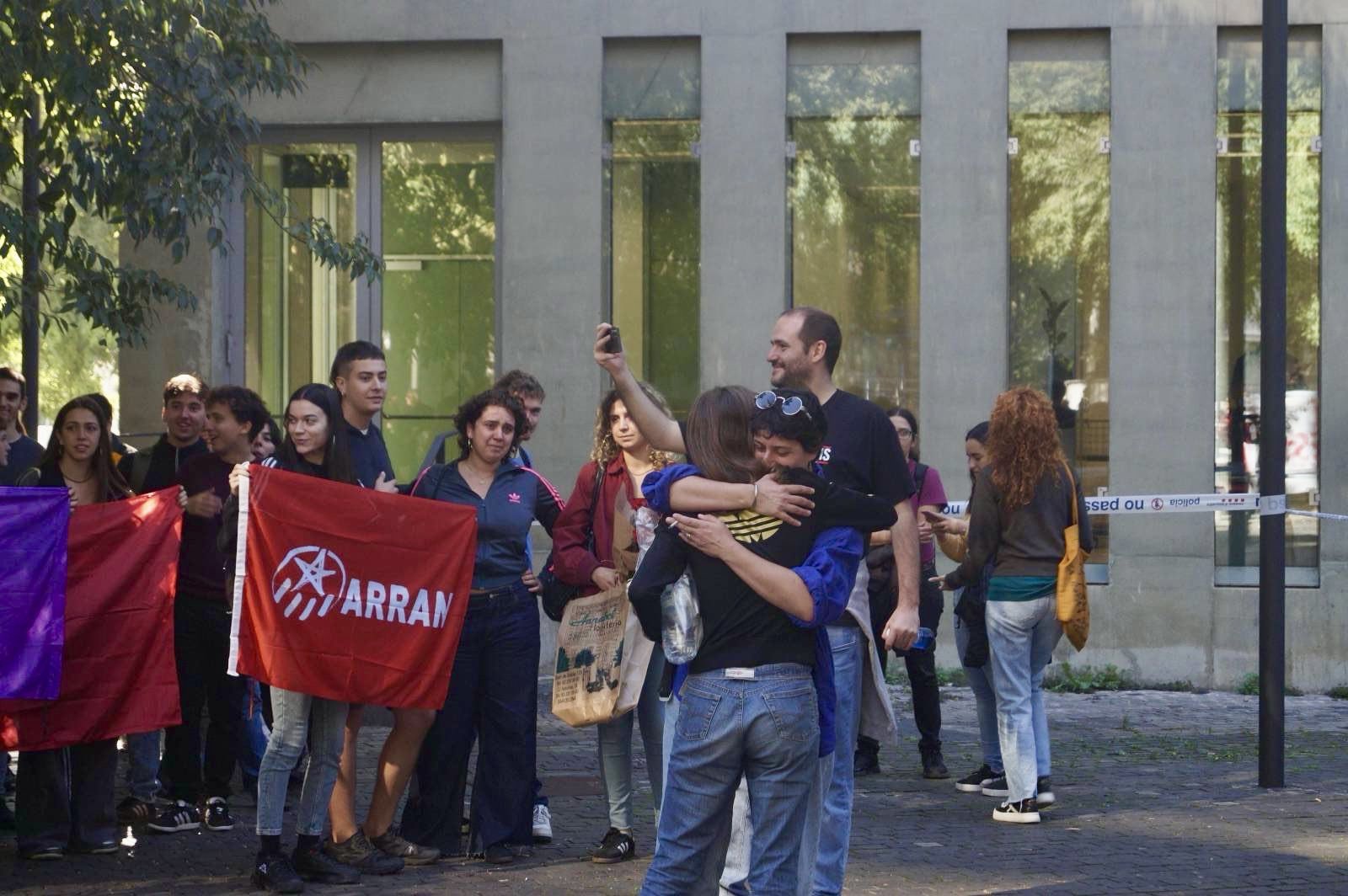 El moment en què els detinguts han quedat en llibertat (fotografia: Arran).