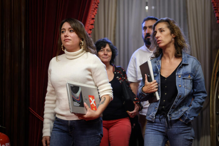 Els quatre diputats de la CUP entrant a l'hemicicle del parlament. Fotografia: ACN