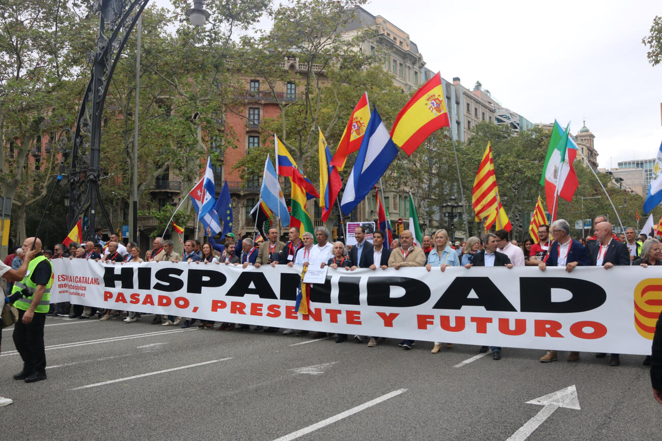 Capçalera de la manifestació del 12-O pel Passeig de Gràcia de Barcelona (fotografia: Maria Asmarat).