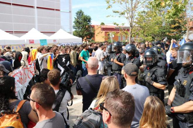 Manifestants antifeixistes planten cara a un acte de provocació espanyolista de S’ha Acabat! a la UAB