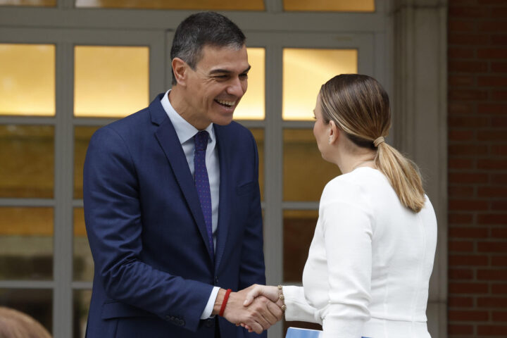 El president espanyol, Pedro Sánchez, saluda la presidenta de les Illes, Marga Prohens (fotografia: Efe / J. J. Guillén).