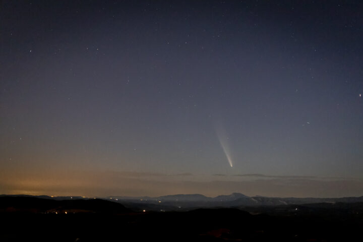 El cel, il·luminat pel “cometa del segle”