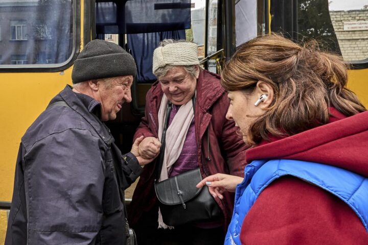 Evacuació d'un grup de veïns de Kupyansk, prop de la línia del front. (Fotografia de Sergeii Kozlov)