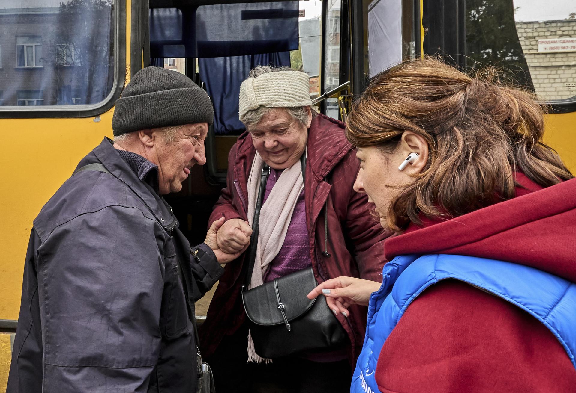 Evacuació d'un grup de veïns de Kupyansk, prop de la línia del front. (Fotografia de Sergeii Kozlov)