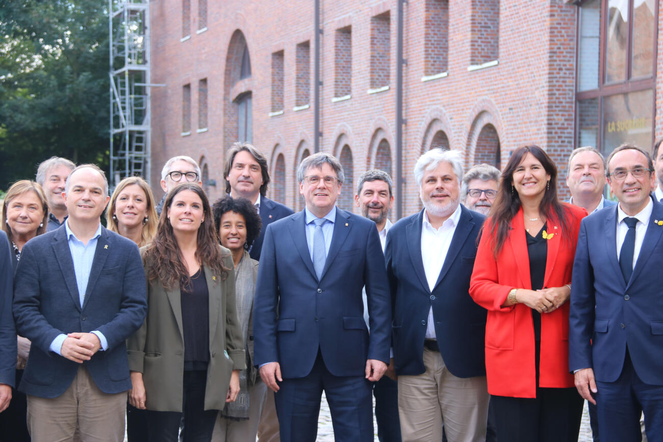 Carles Puigdemont amb dirigents i diputats de Junts en unes jornades de treball del partit a Waterloo (fotografia: ACN).