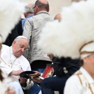 El debat vaticà sobre el rol de la dona a l’església topa amb un obstacle inesperat: el papa Francesc