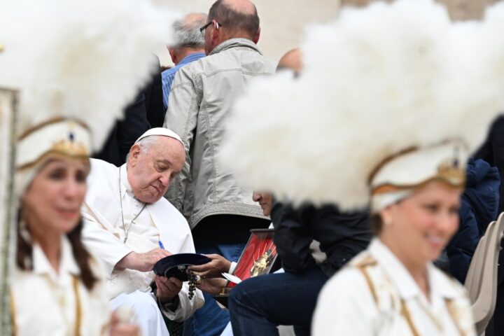 El Papa Francesc (centre) saluda els fidels ahir a la plaça de Sant Pere del Vaticà (fotografia: Maurizio Brambatti/Efe).