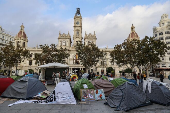 L’acampada pel dret de l’habitatge a València es manté una nit més tot i la previsió de pluja