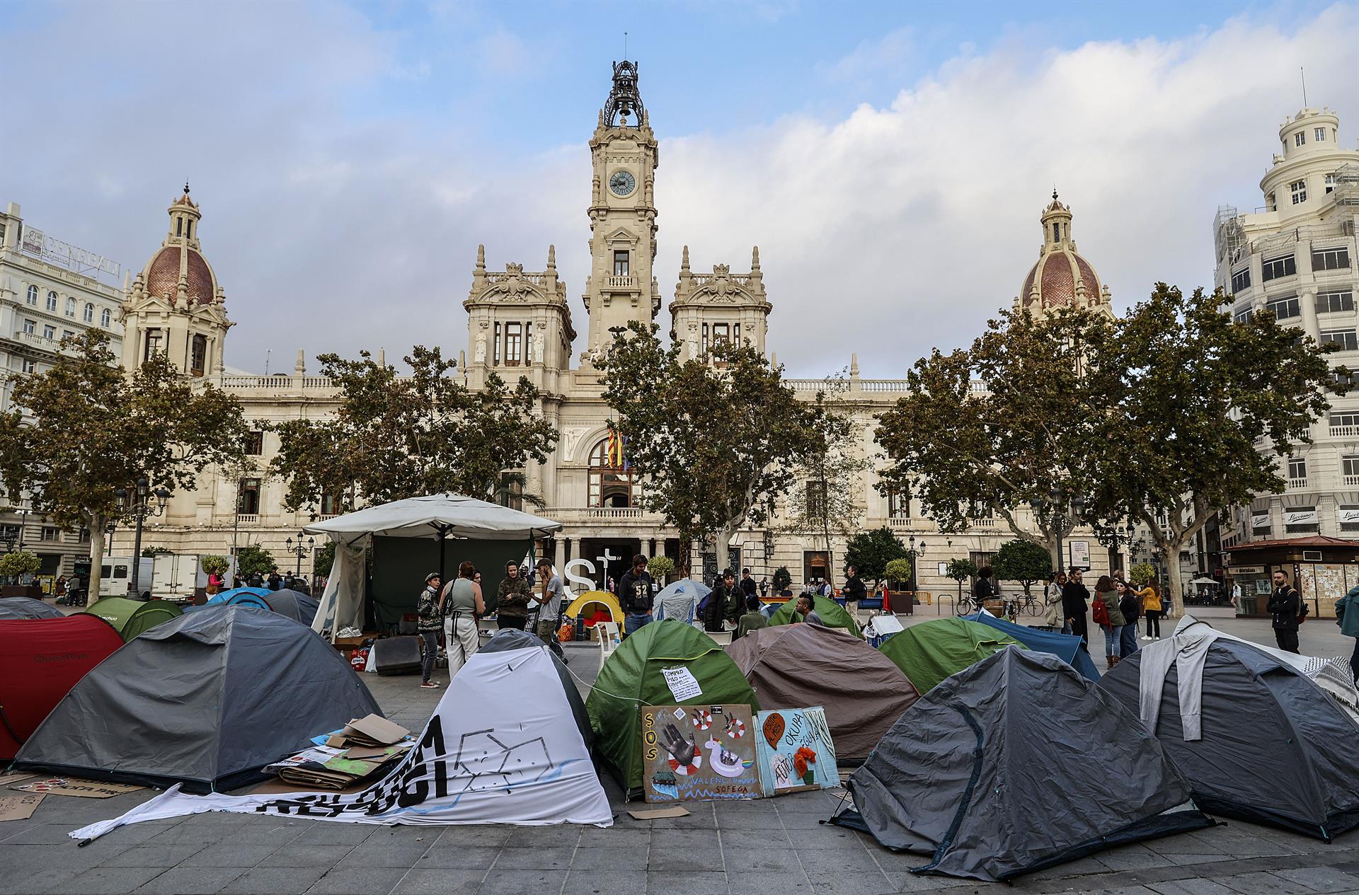 L'acampada pel dret de l'habitatge a València es manté una nit més tot i la previsió de pluja