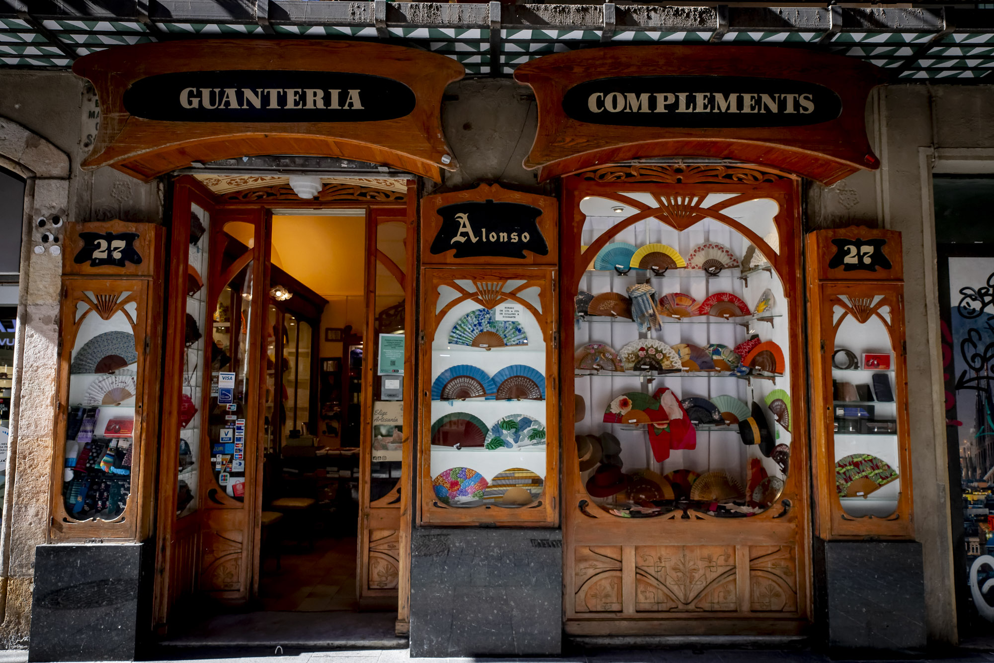 La Guanteria Alonso, al carrer de Santa Anna de Barcelona, conserva l'essència modernista (fotografia: Albert Salamé).