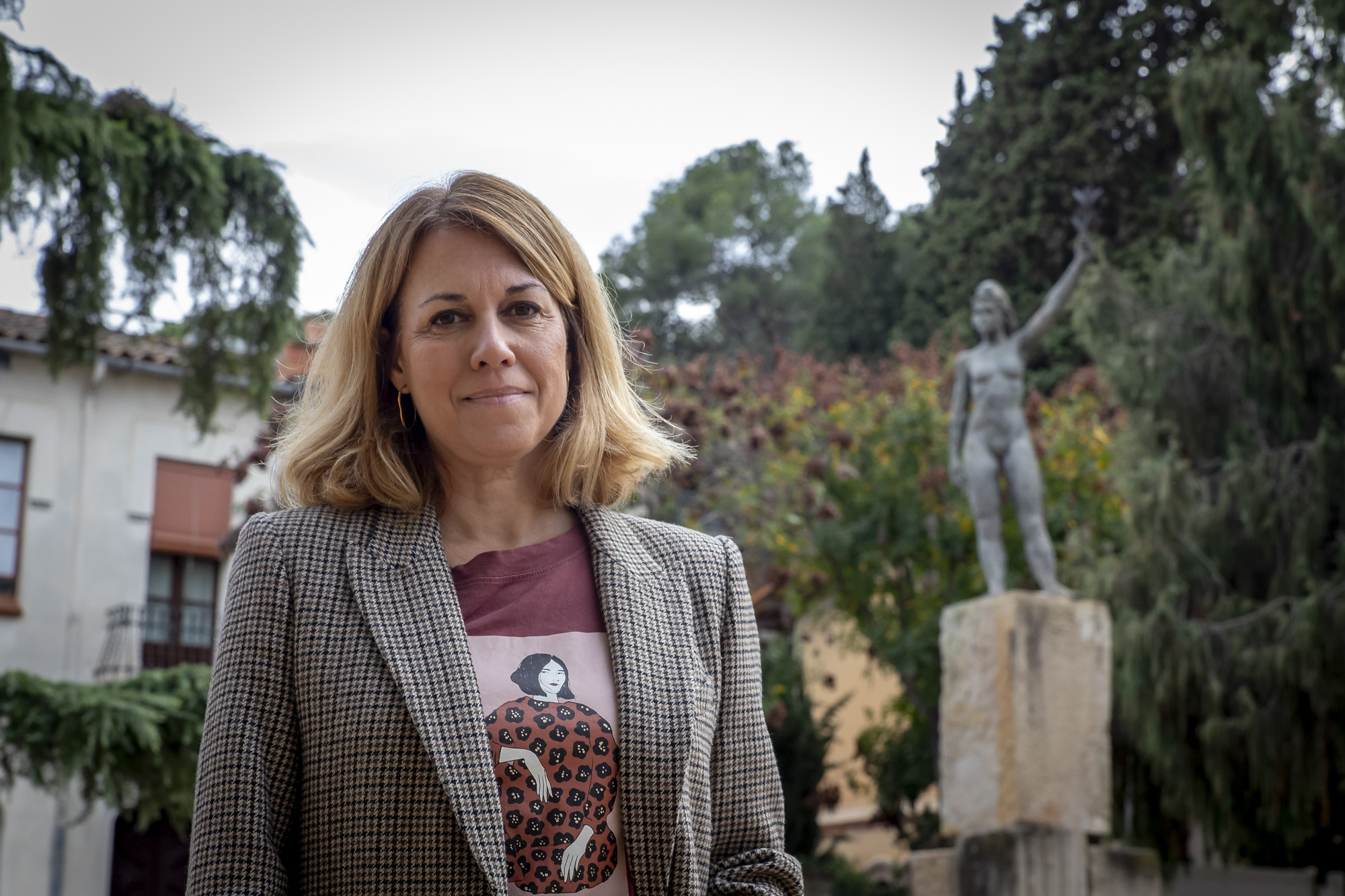 Helena Solà, amb l'escultura en homenatge a la República de Salvador Mañosa, a la plaça de Sant Ramon de Cerdanyola del Vallès (fotografia: Albert Salamé).