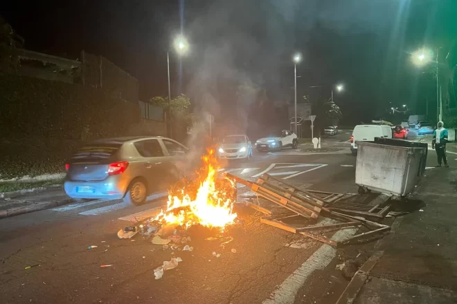 La violència esclata a la Martinica i França desencadena la repressió per intentar frenar-la