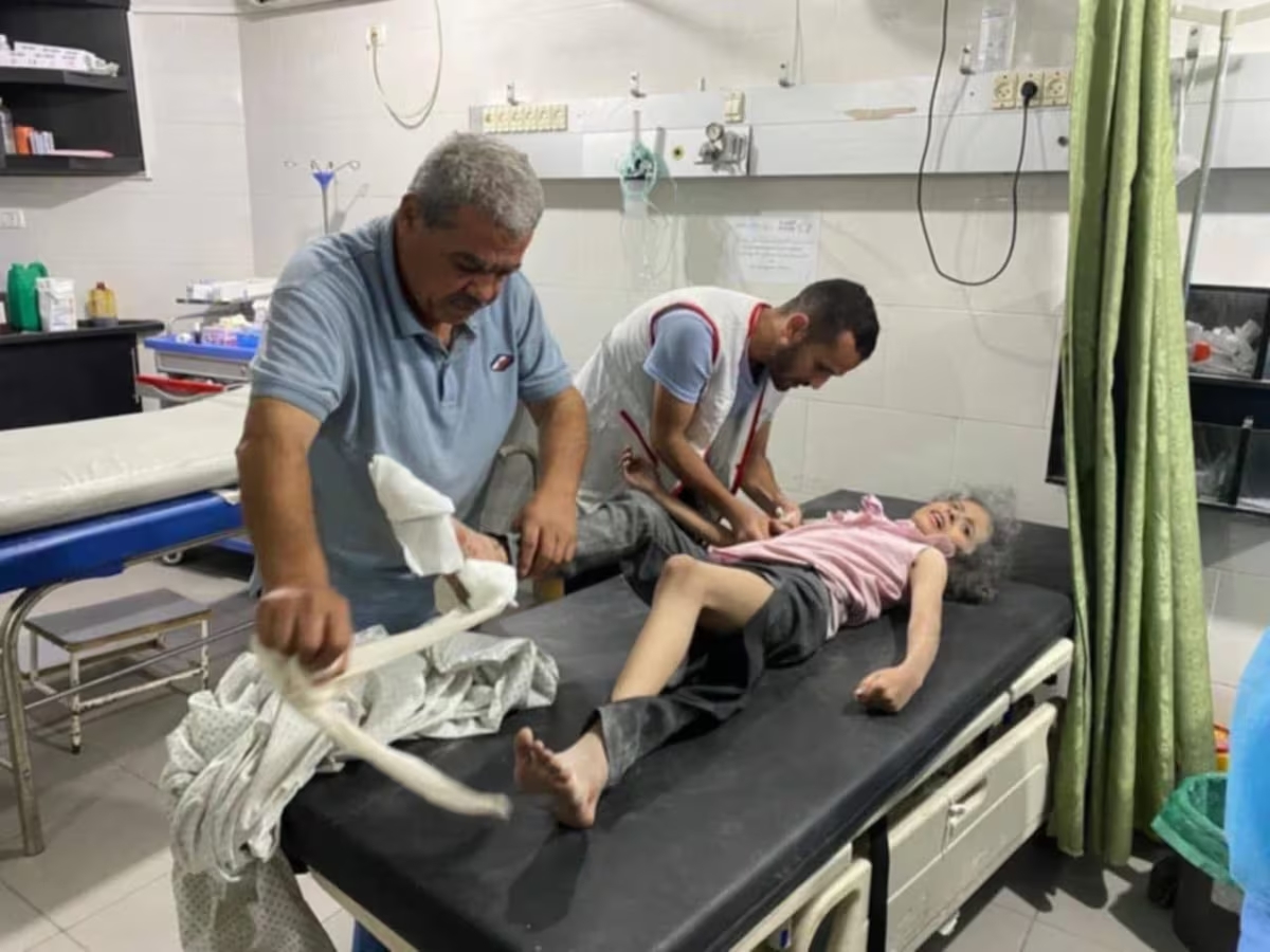 “No hi ha ningú que no tingui por”: una setmana a la vida d’un cirurgià a Gaza