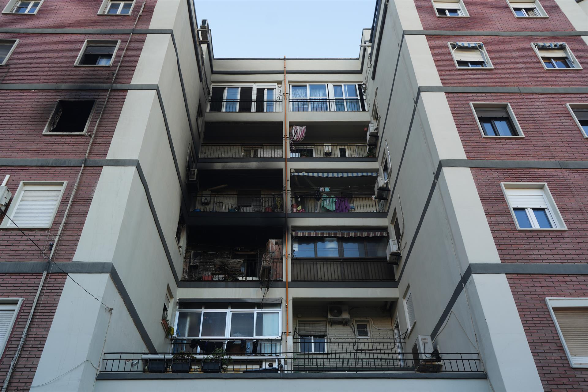L'edifici que ha estat desallotjat a causa de l'incendi, a l'avinguda de França de València (fotografia: Europa Press)