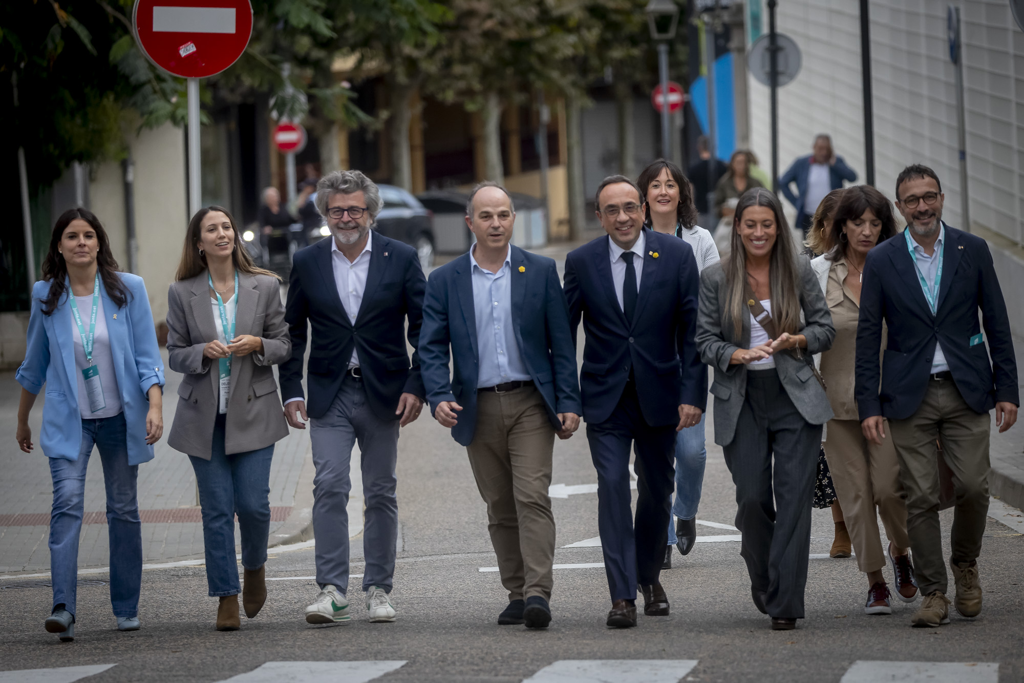 Mònica Sales, Judith Toronjo, Antoni Castellà, Jordi Turull, Josep Rull, Míriam Nogueras, Pilar Calvo i Josep Rius, ahir, entrant al congrés de Junts (Fotografia: Albert Salamé)