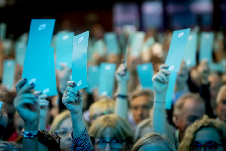 Una votació del plenari del congrés de Junts a Calella (Fotografia: Albert Salamé)