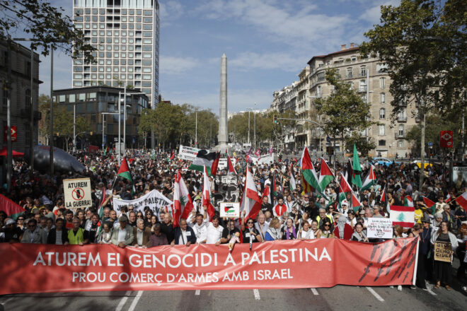 Milers de persones es manifesten a Barcelona i València per “aturar el genocidi a Palestina”