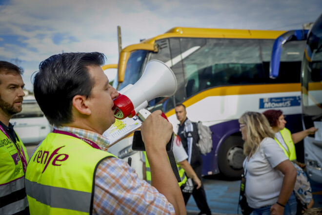 Menys usuaris, però els mateixos problemes: els passatgers esquiven Renfe per sobreviure al tall de Roda de Berà