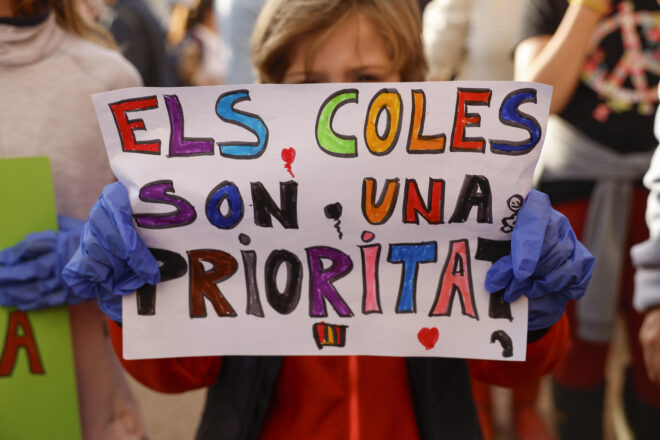 Els alumnes de Paiporta i Albal tornen a classe sis setmanes després de la gota freda