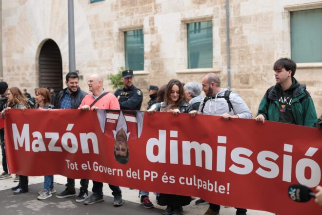 Protestes a les Corts per la compareixença de Mazón pel desastre de la gota freda