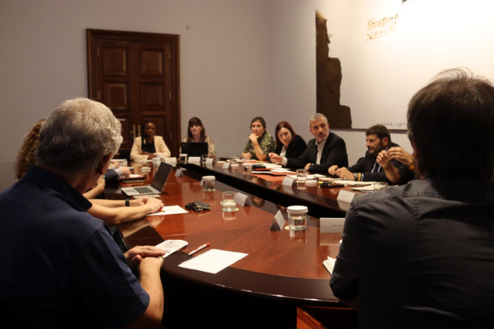 Reunió del batlle Collboni amb la resta de personalitats (fotografia: ACN / Nazaret Romero).