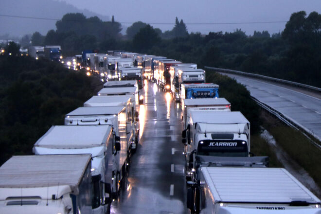 L’operació tornada causa cues quilomètriques a diverses carreteres