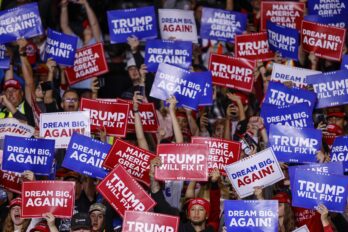 Seguidors de Trump branden cartells en suport seu en un acte electoral a Milwaukee, a l'estat de Wisconsin, la setmana passada (fotografia: Jeffrey Phelps/EFE).