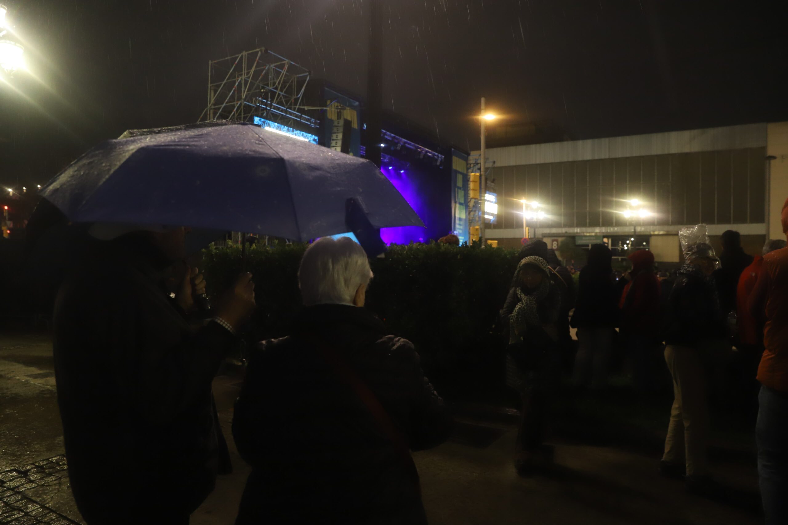 [FOTOGRAFIES] La pluja intensa a Barcelona  fa aturar el concert solidari amb el País Valencià