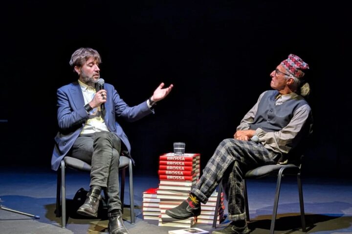 D'esquerra a dreta, el cineasta Albert Serra i el poeta Vicenç Altaió, durant la presentació del llibre d'aquest últim ‘Enllaços amb l’avantguarda: de J. V. Foix a Albert Serra'.