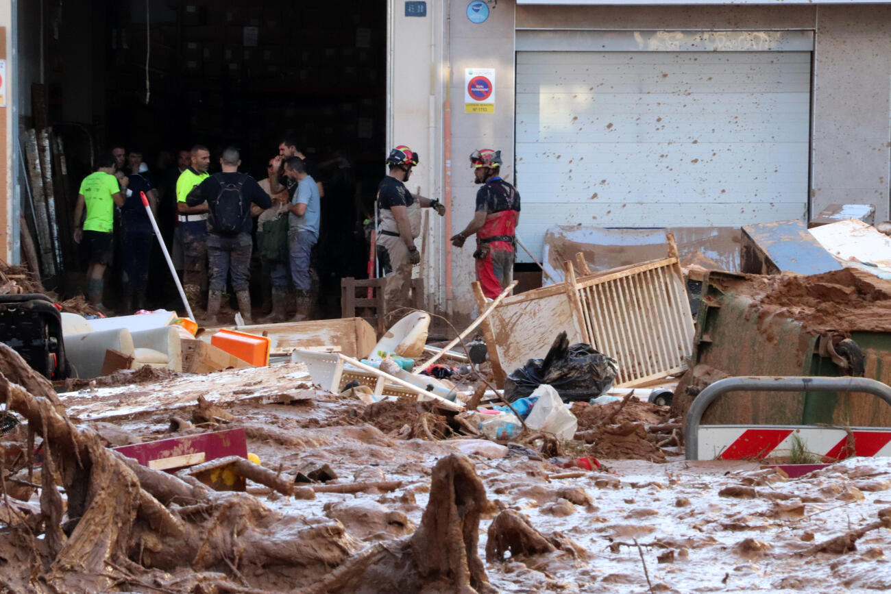 Una imatge d'arxiu de bombers entre els estralls de la gota freda