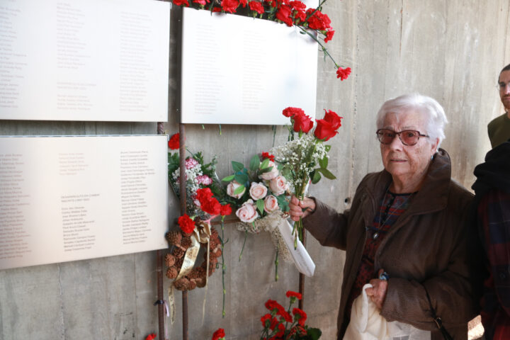 El Memorial de les Camposines dedicat a la batalla de l'Ebre torna a omplir-se de clavells