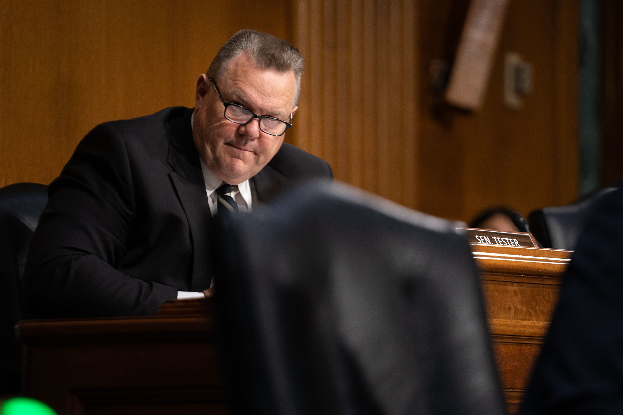 Tester, en una intervenció al senat nord-americà l'any 2022 (fotografia: Carlos M. Vazquez/Chairman of the Joint Chiefs of Staff)