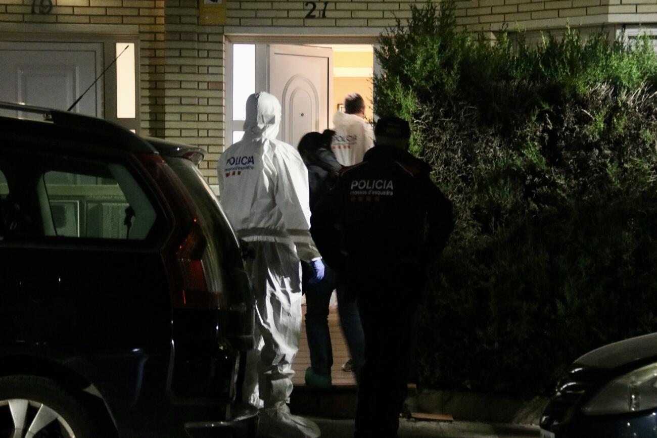 Agents dels Mossos entren al domicili de Martorell on han trobat un home mort.