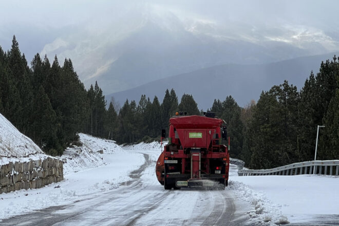 La neu i el gel obliguen a fer servir cadenes en una vintena de carreteres del país