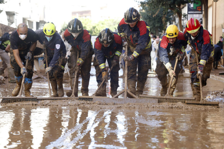 Milers de voluntaris continuen treballant, dotze dies després