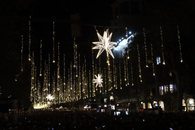 Denuncien la il·luminació de Nadal de Barcelona perquè sobrepassa els horaris legals