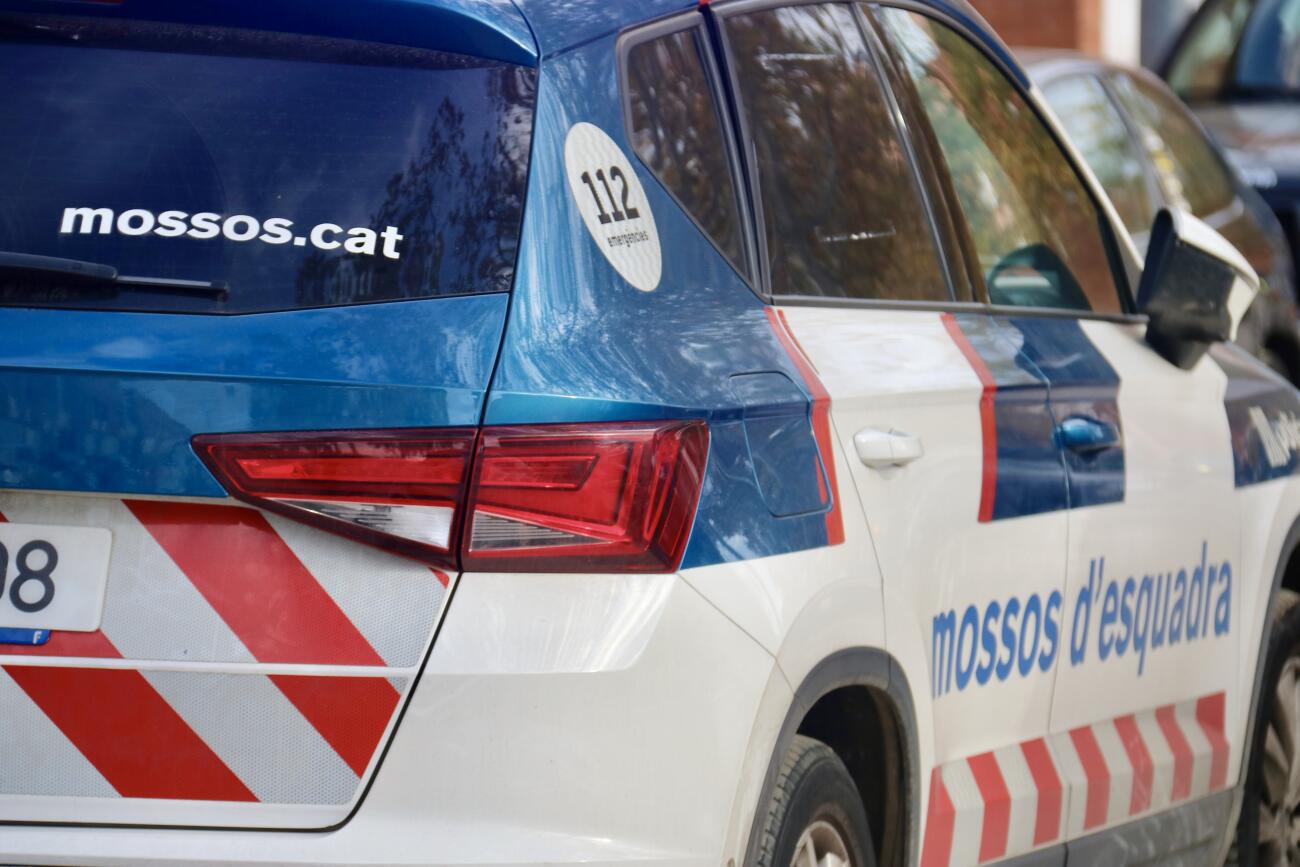 Part posterior i lateral d’un vehicle policial dels Mossos d’Esquadra