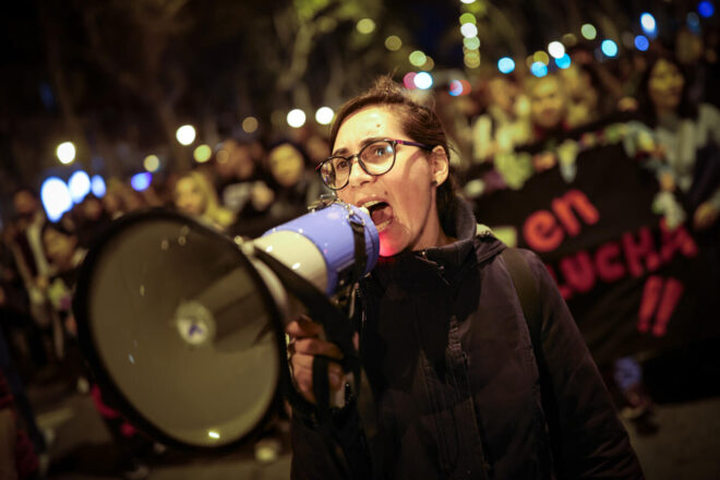 Les dones joves voten i es manifesten més que els homes de la seva edat